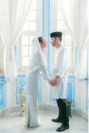 He is the son and heir apparent to the current sultan of selangor, sultan sharafuddin idris shah and a member of the selangor royal family. Foto Sekitar Majlis Pernikahan Juliana Evans Dan Y A M Tengku Shariffuddin Shah Iluminasi