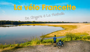 Avis de consultation sur un bien en état d'abandon manifeste. La Velo Francette D Angers A La Rochelle Liberte Grand Angle