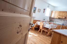 Una casa di recente costruzione con appartamenti pronti ad accogliervi per farvi passare una vacanza indimenticabile. Appartamenti Vacanze A Pozza Di Fassa Da 20 Hundredrooms