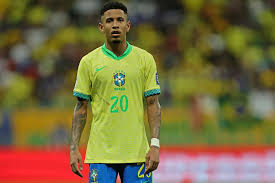 Atacante brasileiro se aproxima de transferência de R$ 605 milhões em negociação histórica na Inglaterra
