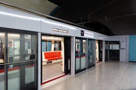 Una manifestación se produjo pasadas las 9:00 de este martes en la estación los leones de la línea 1 del metro, lo que generó problemas en ese trazado. Datei L6 Los Leones Puertas De Anden Jpg Wikipedia