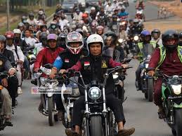 Warga hadir sejak beberapa jam sebelum kedatangan ustaz abdul somad. Uas Dan Tiga Ustaz Hobi Naik Motor Gede