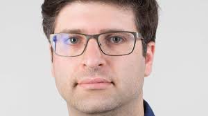 Britský reportér: Západ chce Rusko zahanbit. Proti špionům bojuje veřejně