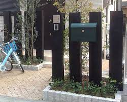 枕木のある暮らし 樹脂製 ｆｒｐ枕木の設置例と活用法 ラティス専門店のエコウッド 枕木 外構 デザイン ナチュラル 玄関ポーチ