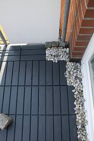 Der Balkon Wird Zum Wohnzimmer Im Freien Deshalb Sollte Es Hier Besonders Schon Sein Neben Der Passenden Balkonbep Wohnklamotte Bodenbelag Balkon Balkonboden