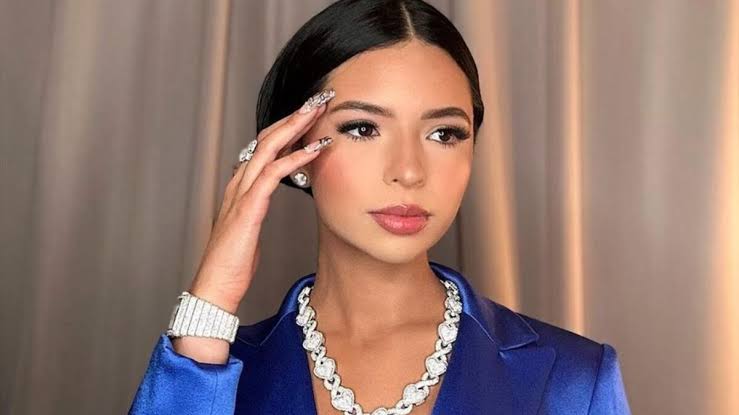 Fue un regalo de Christian Nodal? Cuánto cuesta el exclusivo collar de  diamantes favorito de Ángela Aguilar