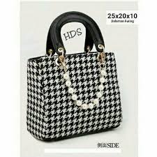 Jangan sampai terlihat terlalu berlebihan tapi tas kuliah wanita yang kamu butuhkan adalah yang tenang saja, gotomalls akan memberikan beberapa rekomendasi brand lokal untuk tas kuliah. Tas Lokal Wanita Facebook
