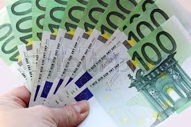 Belgien deutschland estland finnland frankreich griechenland irland italien lettland litauen luxemburg malta niederlande österreich portugal slowakei slowenien spanien zypern. Eine Frau Halt Viele 100 Euro Scheine Stock Bild Colourbox