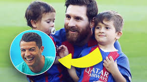 Lionel messi avec son fils thiago les joueurs du fc barcelona et leurs familles celebrent la victoire de la finale de la coupe du roi au wanda. Lionel Messi Revele Que Son Fils Thiago Est Fan De Cristiano Ronaldo Oh My Goal Youtube