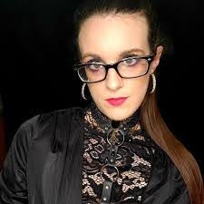 Rachelle Holt's Instagram, Twitter & Facebook