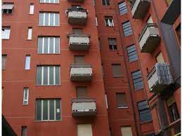Trattasi di trilocale sito al piano terra, della superficie commerciale di 74 mq, composto da soggiorno, cucinotto, due camere da letto, bagno, ripostiglio, due balconi. Abitazione Di Tipo Economico Milano Fino A 30 000 Euro Enti E Tribunali