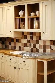 25 cream colored kitchen cabinets