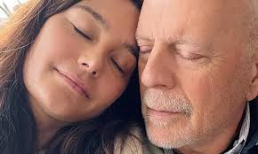 Vợ đưa Bruce Willis đến sống tại nhà riêng để tiện chăm sóc