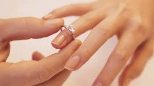 Karena jari manis di tangan kiri itu jarang digunakan, sehingga cincin kawin lebih awet. Cara Mengetahui Ukuran Cincin Pasangan Anda Dengan Mudah Reborn Project Media