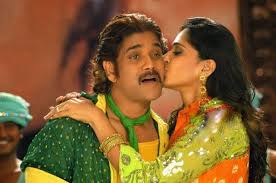 Oh Anushka Shetty Anushka Shetty Enjoying Nagarjuna Kissing Scenes Kissing Scenes Hot Romance Scenes Anushka shetty kiss in toolywood hot videos.