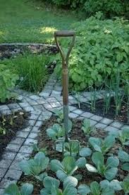 Round Garden With Stepping Stones I Think I Would Change It To Point Nsew Like The He Herb Garden Design Small Vegetable Gardens Backyard Vegetable Gardens