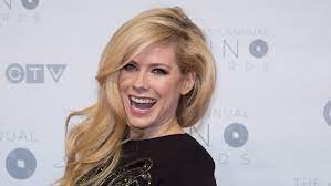 The pop rock ballad talks about her feelings about a boyfriend, who makes her hot. Avril Lavigne Sexy Nacktfoto Fur Neues Album