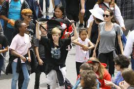 а ты не видишь шоли что я анджелина джоли Dzholi Raskritikovali Za Otsutstvie Byustgaltera Na Detskom Prazdnike