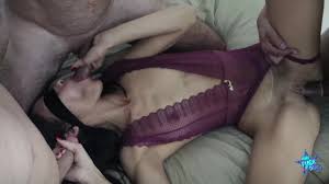 Cocu offre sa femme à deux amis ! Hot putain !