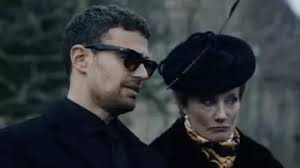 Top de golf sans col Lacoste d'Eddie Horniman (Theo James) dans The  Gentlemen (S01)