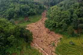 Longsor di lahan permukiman miring itu terjadi sebanyak dua kali. Foto Longsor Di Sumedang Dua Tewas Dan Dua Luka Berat Kumparan Com