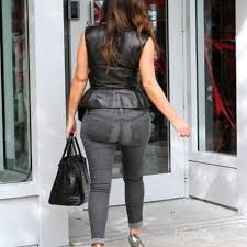 Aku sudah menikah sejak setahun lalu.dan aku sangat mencintai istriku.namanya indah ibu dan indah terlihat sangat terpukul dengan kejadian itu, jadinya sekarang akulah satu satunya pria dirumah ini. Perhatikan Baik Baik Ini Model Celana Yang Harus Dihindari Wanita Berbokong Besar