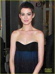 For her role as fantine in december's highly anticipated les miserables, anne hathaway dropped 25 pounds. Anne Hathaway Les Miserables Trailer In Tiffanyandco She Looks So Adorable Super Short Hair Anne Hathaway Short Hair Short Hair Styles