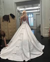 Η δούκισσα και ο δημήτρης γνωρίστηκαν το καλοκαίρι του 2014 και σιγά σιγά η αναπτύχθηκε το ειδύλλιο. Yperlampros Gamos Sth Mykono Gia Th Doykissa Nomikoy Binteo Nea Thleorash Krhths