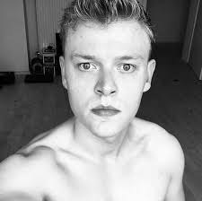 Moin, würde gerne tauschen. Suche lediglich Full Art, alt. Art….. Bei  fairen angeboten lässt sich auch über einen Verkauf reden. Versand nur  versichert möglich.