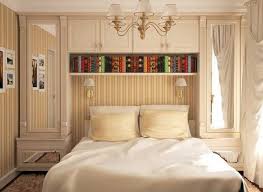 Book Shelves And Also Wing Closets Similar To What You Would Find In A Travel Trailer Note The Wall Sconces Elimin Yatak Odasi Yatak Odasi Ic Tasarimi Ev Icin