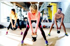 Eine mögliche lösung fürs training zuhause wäre einfach, ein paar freunde zu sich zum wer den komfort des trainings zuhause nutzt, um mehrere trainingseinheiten pro woche zu absolvieren. Crossfit Training Fur Zuhause 6 Ubungen Mit Und Ohne Gerate Rundumgesund De