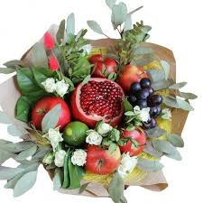 как сделать букет из цветов и фруктов своими руками Buket Iz Fruktov Svoimi Rukami Dlya Nachinayushih Kompozicii Cvety Kak Sdelat Sedobnyj Iz Yagod Poshagovo Iz Celyh Foto Video Buket Cvety Kompoziciya