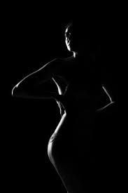 Großes resin kunstharz epoxy bild. Schwarzweiss Silhouette Der Jungen Sportlichen Und Sexy Frau In Den Dessous Kostenlose Foto