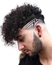 Coupe Tendance Homme Brun Avec Dessin Tondeuse Cote Et Cheveux Boucles Sur Le Dessus Tombant Vers L Avant Listed A Hair Styles Curly Hair Men Haircuts For Men