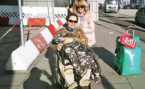 Leo iorga, fostul solist al trupei compact, a murit, sambata, la varsta de 54 de ani, fiind bolnav de cancer. Leo Iorga A Ajuns In CÄrucior Cu Rotile Din Cauza Bolii Nu Poate Sta In Picioare Click