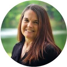 Renee Wray's Instagram, Twitter & Facebook