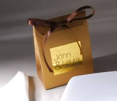 Original bolsita de tela con la forma de un vestido de novia ideal para meter en su interior detalles pequeños o rellenarla de caramelos, bombones o peladillas. Bolsa Para Detalles De Boda