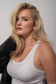 Are you, or do you know any makeup artists local to the Tyler/ Lindale,  Texas area? Please DM me.