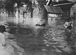 Storm tides can be a severe danger to the coast. Overstroming In Solo 1915 Indonesia Sejarah
