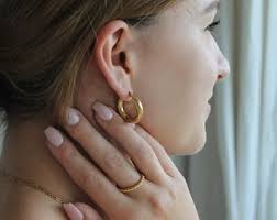 Orecchino Nari, Borchia Cz con catena, Orecchino a perno Delicato,  Orecchino delicato, Orecchino a catena penzolante, Orecchino a catena a due  borchie, Borchie delicate in oro