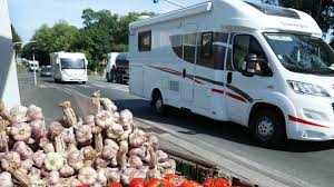Des fruits et des légumes. Vienne Les Vendeurs Ambulants Au Bord Des Routes