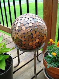 Afin de ne pas y consacrer un budget trop conséquent, n'hésitez pas matériau très tendance pour fabriquer les objets de jardin, le zinc coûte cher, d'où l'intérêt de dénicher des objets anciens dans les brocantes ! 100 Idees Pour Decorer Son Jardin Avec Des Objets De Recuperation Decoration Jardin Bricolage Jardin Jardin De Verre