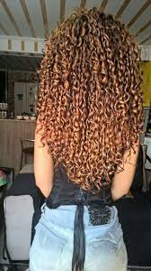 Tanto dourado como detalhe, nos cacheados nao fica legal californiana, até pq que ver vai achar que é reflexo, e se vc é mulata certamente vc tem relaxamento no cabelo, e se tem. Cachos Acobreados Cabello Rizado Largo Pelo Largo Rizado Tinte Para Cabello Rizado