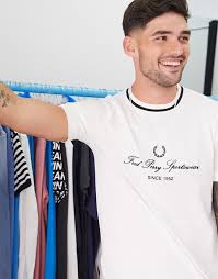Available in a range of colours and styles for men, women, and everyone. Fred Perry T Shirt Mit Vintage Logo Und Kontrastierendem Ringerdesign In Weiss Evesham Nj