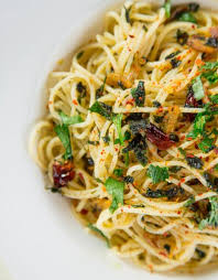 Spaghetti Aglio Olio E Peperoncino Sembra Una Ricetta Facile Ma Non E La Cucina Italiana Zuppa Di Cipolle Peperoncini Ricette