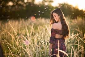 Photoshoot Ideas Outside In The Field Portrait Photography Poses Outdoor Portrait Photography Outdoor Photoshoot