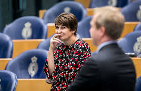 Hier heeft ze nog een redelijk fatsoenlijk kapsel. Ploumen Laat Opvolger Kaag Beduusd Achter De Volkskrant