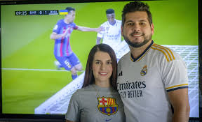Él le va al Real Madrid y ella al Barcelona. Cómo vive una pareja de Fort  Worth El Clásico
