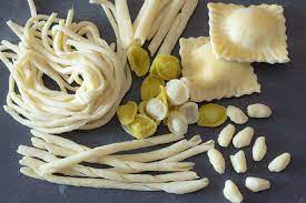 Quando ti viene voglia di fare la pasta fresca ma ti accorgi di non avere uova e farina di semola di grano duro, allora ti metti a rovistare in dispensa e trovi la farina di farro integrale, t'ingegni e salta fuori un piccolo capolavoro culinario inaspettato. Pasta Fresca Senza Uova Ricette Lucane Quella Lucina Nella Cucina