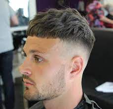 Δηλαδή, με το που εμβολιάσθηκε, τώρα κάθε ηλεκτρονική συσκευή bluetooth γύρω του προσπαθεί να συνδεθεί με το…σωμα του ιδιου με το σήμα…astrazeneca!!! 7 Fade Koyremata Gia Sena Poy Psaxneis To Idaniko Styl Sta Mallia Soy Ratpack Gr